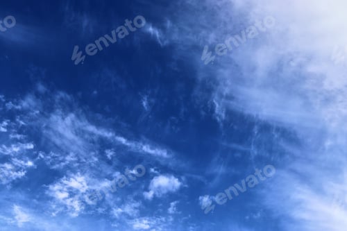 Vorschau: Wunderschöne und beruhigende Zirruswolkenformationen am tiefblauen Sommerhimmel