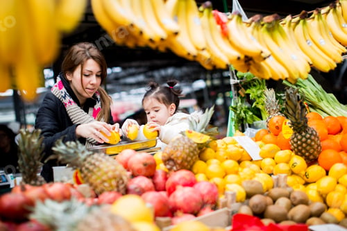 Preview: Mother and daughter at the market