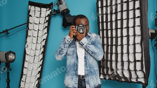 Preview: Male photographer using dslr camera and lens to take pictures