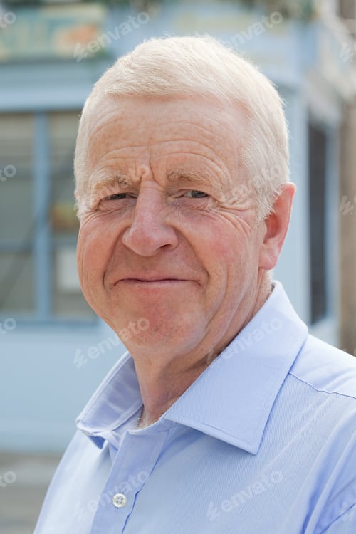 Preview: Portrait of senior man outdoors