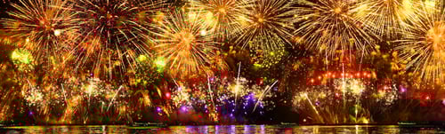 Visualização: Fundo real de fogos de artifício. Exibição de fogos de artifício, desfoque abstrato de verdadeiro brilho dourado