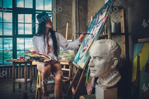 Preview: Woman painting