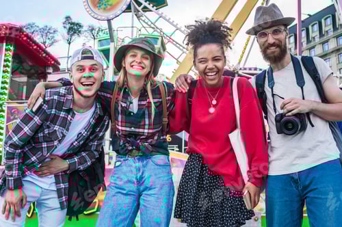Visualização: alegres jovens amigos multiétnicos juntos e sorrindo para a câmera no parque de diversões