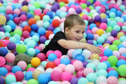 Vista previa: A boy plays in a dry pool