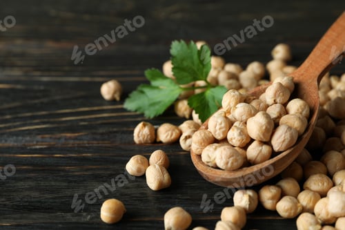 Preview: Spoon with fresh chickpea on wooden table