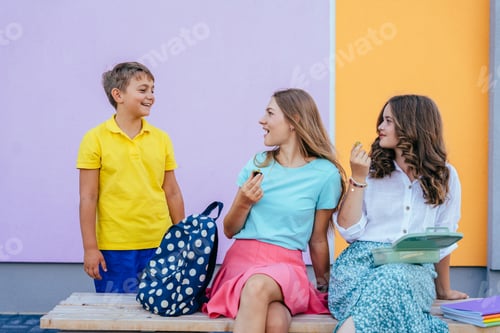 Preview: Group of young friends enjoying leisure time outdoors