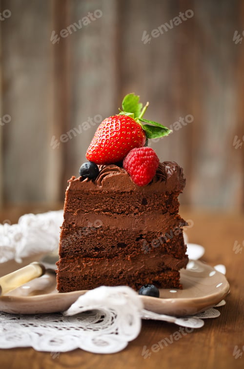 Preview: Piece of chocolate cake with icing and fresh berry