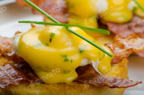 Preview: Eggs bvenedict with chives