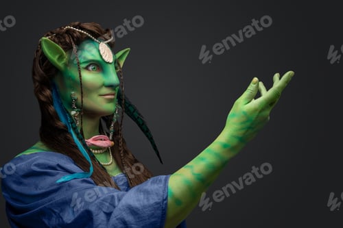Preview: Mythical female elf with green skin and outstretched arm