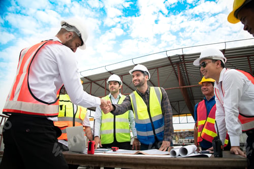 Preview: Construction engineers, architects, and foremen form a group. Participate in a meeting