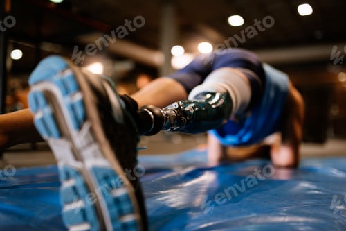 Preview: Disabled young man training in the gym
