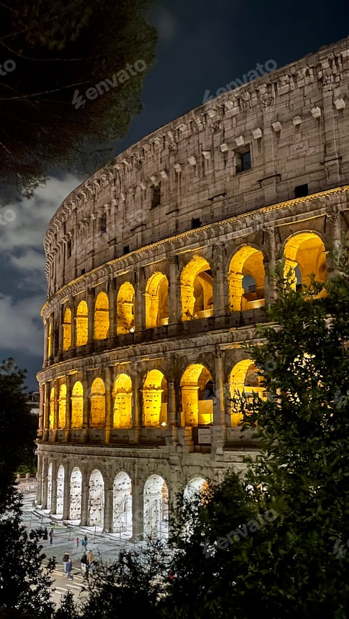 Preview: View of the Colosseum by night.