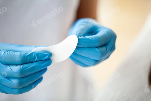 Preview: Master close up holding a patch for eyelash extensions