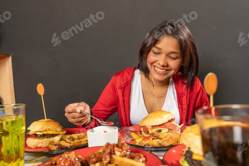 Preview: Woman enjoying fast food meal with friends