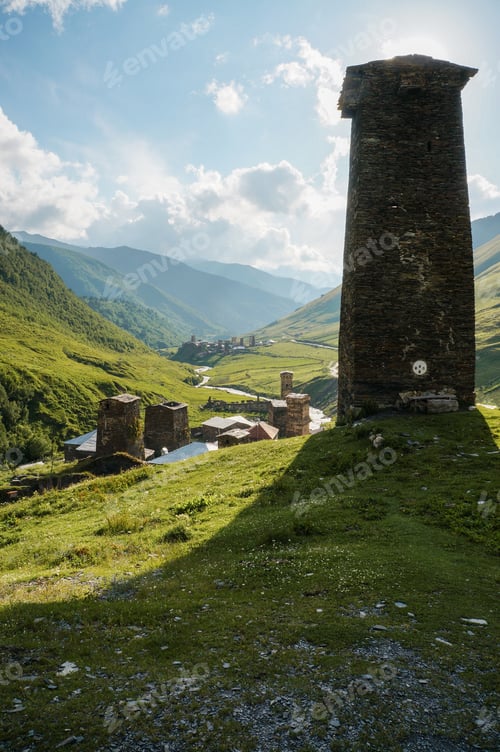 Vista previa: beautiful old town in green mountains, Georgia, Svanetia, july 2013
