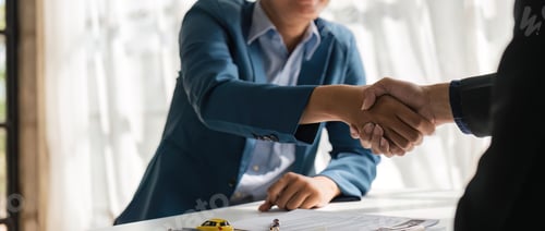 Preview: Handshake of cooperation customer and salesman after agreement, successful car loan contract buying