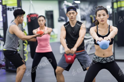 Visualização: Jovem adulto trabalhando com treinador na academia