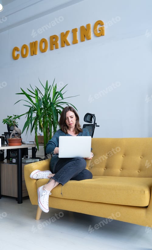 Preview: Entrepreneur woman working in a coworking with the computer