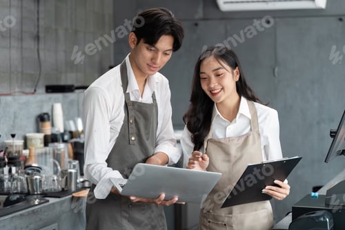 Preview: Young entrepreneur Discussing Business strategy in a Modern Coffee Shop Setting