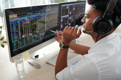 Preview: Trader investing money