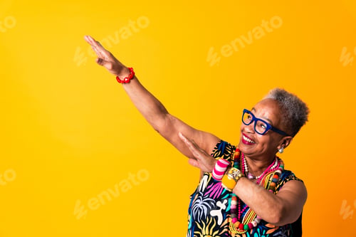 Preview: Funny senior black woman wearing stylish clothing isolated in studio