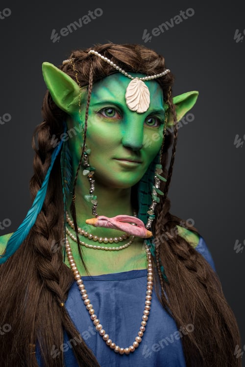 Preview: Mystical enchantress elf with green skin against grey background