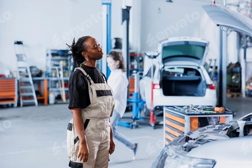 Preview: Employee repairs car fuel tank with AR