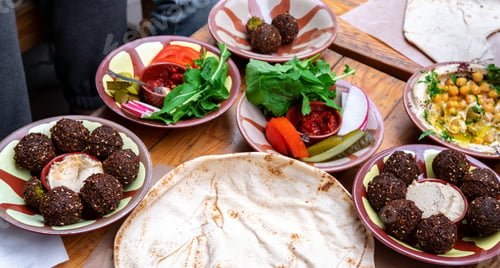 Preview: Pita bread, falafel balls, humus and vegetables. Fresh vegan food.