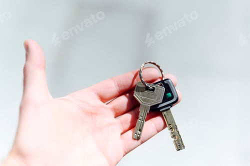 Preview: hands holding keys