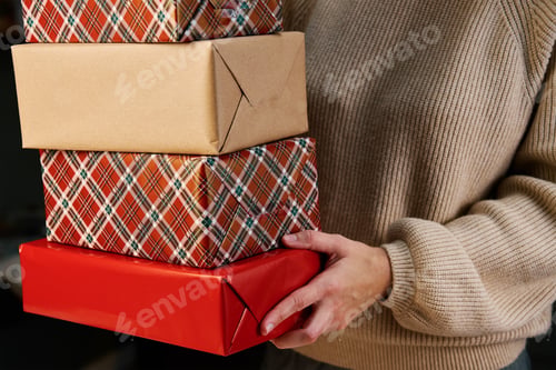 Preview: Woman holds pile og presents in gift box