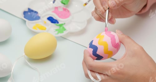 Preview: Painting color on Easter egg