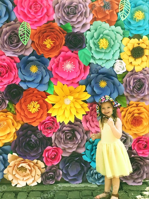 Preview: Toddler in front of a flowered wall display at a garden show