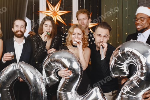 Visualização: Pessoas internacionais se divertindo em um salão de festas