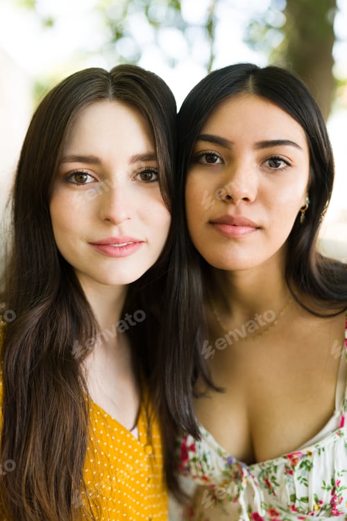 Preview: Gorgeous women with a strong friendship