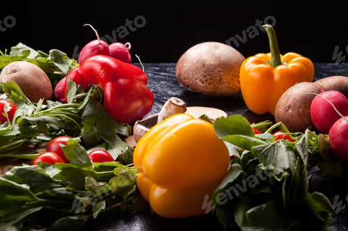 Preview: Red and yellow pepper, mushrooms and greenery