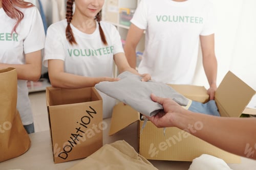 Preview: Volunteers packing clean clothes