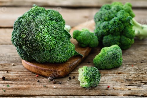 Preview: Fresh organic broccoli on wooden table close up