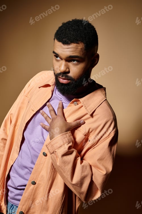 Vista previa: Elegant African American Man Strikes a Pose