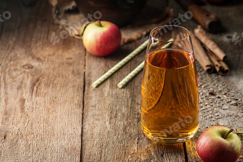 Preview: Glass of fresh apple juice