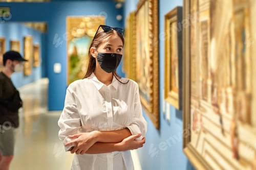 Preview: Woman Visitor Wearing An Antivirus Mask In The Historical Museum Looking At Pictures