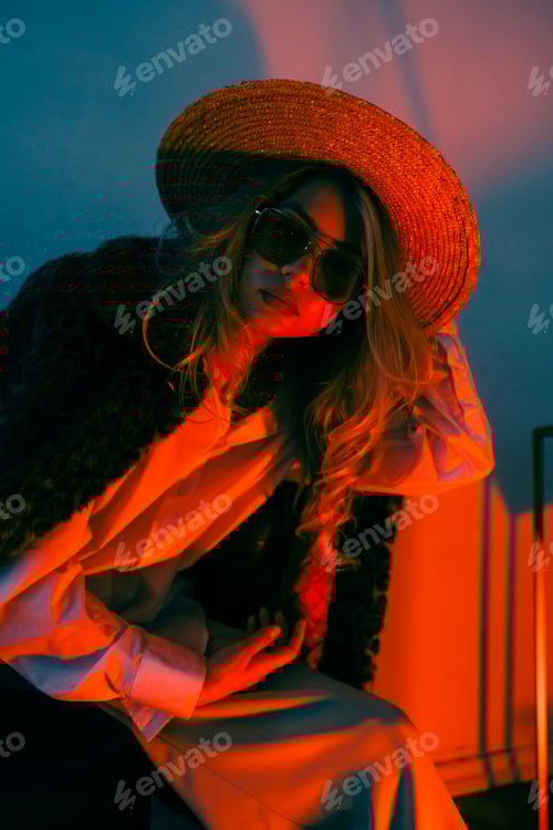 Preview: Stylish Woman Posing with Hat and Sunglasses