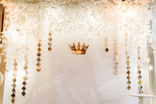 Preview: Decor with white and gold arch, wall for birthday party. Decorations for the birthday with a crown
