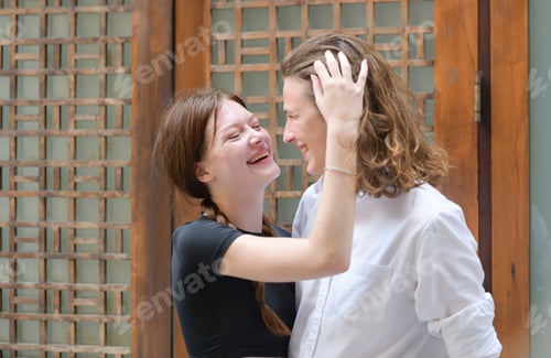 Preview: A couple is enjoying a summer vacation in the community streets, happily showing their love