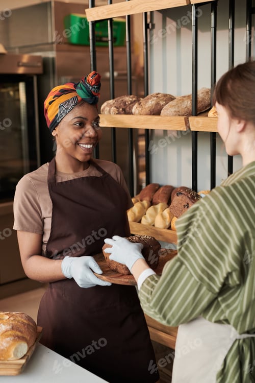 Preview: Women with fresh bread