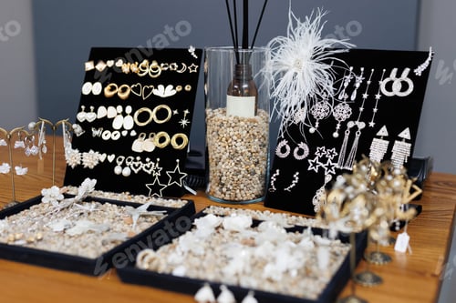 Vista previa: Close-up of jewelry for the bride in the wedding salon.