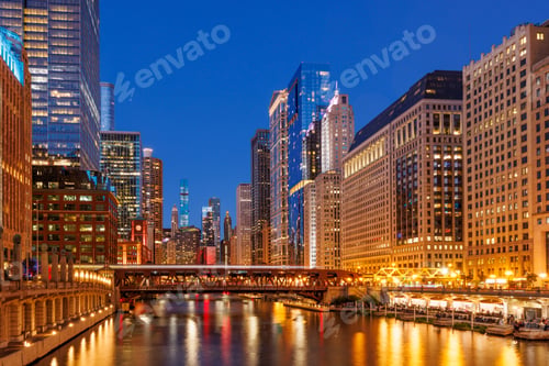Preview: Scenic view of downtown Chicago during sunset