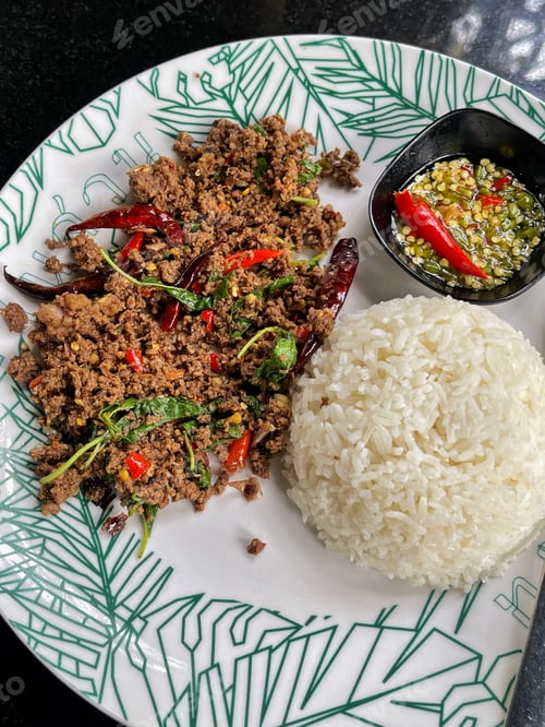 Preview: Rice topped with stir-fried pork and basil, Rice topped with stir fried minced pork and basil