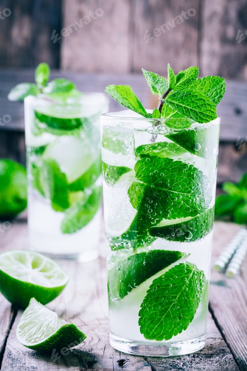 Vorschau: frische Mojito-Cocktails mit Limette, Minze und Eis im Glas