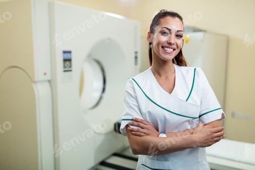 Visualização: Retrato de uma jovem radiologista no hospital.