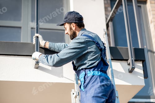 Preview: Builder mounting balcony fence